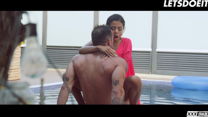 Грудастая колумбийская шлюха трахается с незнакомцем в бассейне