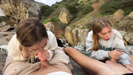 Групповой секс устроили парни с молодыми девчонками на природе