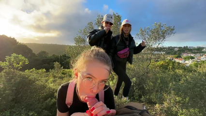 Очкастая телка сосет мне хуй в горах и ей похуй, что нас увидели