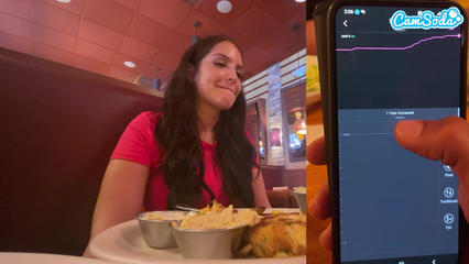 Подруга кончила в ресторане, ведь я управляю ее киской с телефона