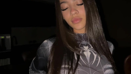 Молодая латинка в костюме дрочит свою киску дилдо