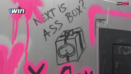 Худая молодая студентка трахается в туалете через дырку в стене