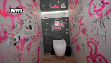 В туалете молодая девушка сосет хуй и трахается через дырку в стене