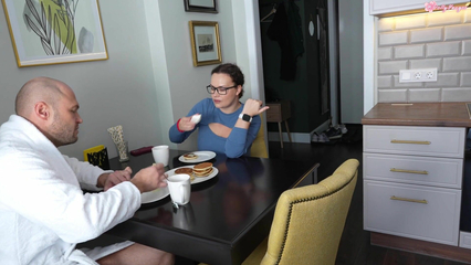 Муж и жена извращенцы трахают в анал молодую служанку