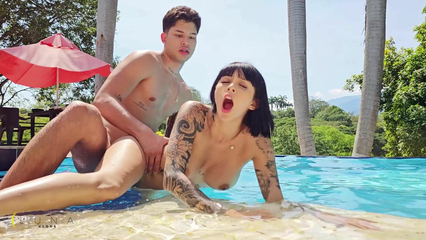 Развратная колумбийка соблазнила на секс в бассейне дворецкого